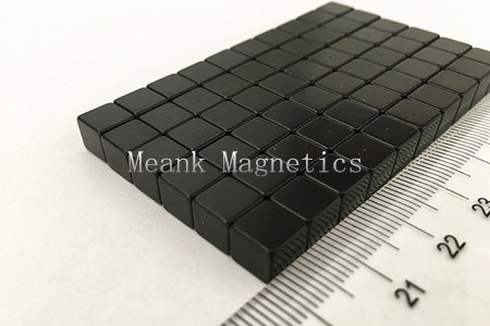 magnety na neodymium-železo-boronové kostky