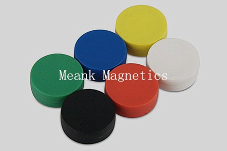 barevné plastové magnety na neodymium kotouče